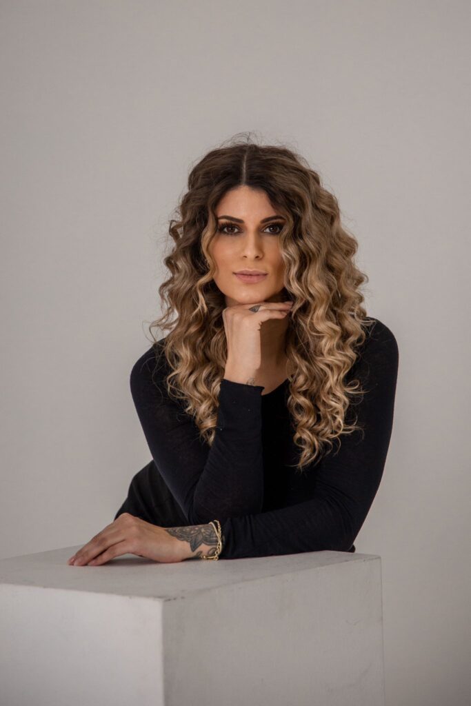 Portrait von Verena Wolter, Top-Hairstylistin und Expertin für Haarveredelung, Haarverlängerung, Verdichtung, Trendfarben und modernes Styling.