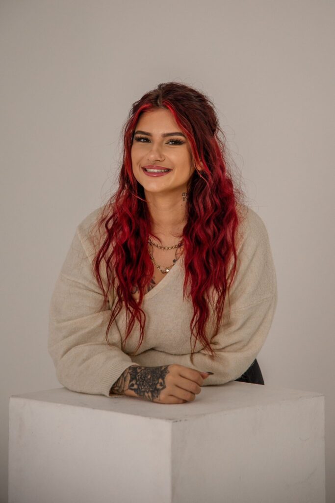 Portrait von Janina Milanov, Hairstylistin und Expertin für Haarverlängerung, Steckfrisuren, Balayage und moderne Farbtechniken.
