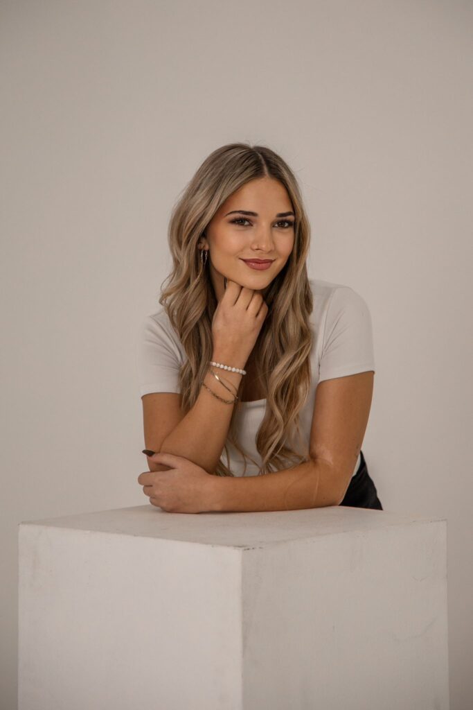 Portrait von Hannah Eberle, Volontärin im 3. Ausbildungsjahr, mit Fokus auf Kundenservice, Assistenz und professionelles Styling.