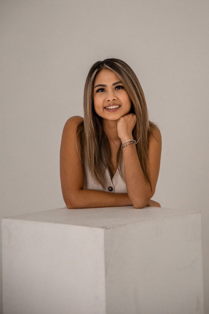 Portrait von Jui Sperling, Spezialistin für Balayage und Coloration, Kurzhaarstylings sowie moderne Herrenhaarschnitte.