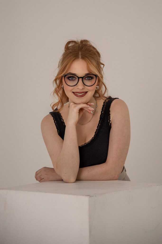 ortrait von Johanna Kis, Hairstylistin und Expertin für Haarverlängerung, Steckfrisuren, Balayage und moderne Farbtechniken.