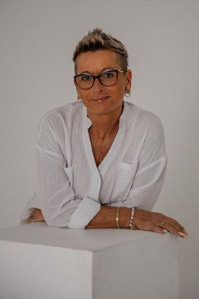 Portrait von Petra Milanov, Hairstylistin mit Fokus auf Kundenservice und Assistenz im Salon.