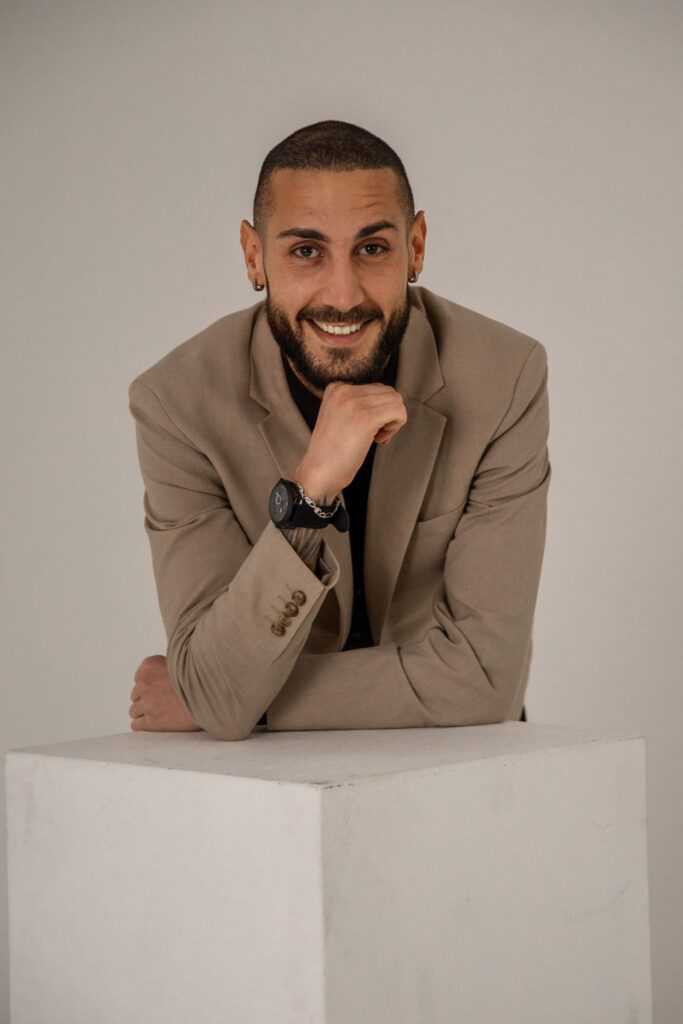 Portrait von Jossef „Suffi“ Jabiri, Hairstylist und Spezialist für Trendhaarfarben, Balayage, Men‑Cut im Barberstyle sowie professionellen Kundenservice.