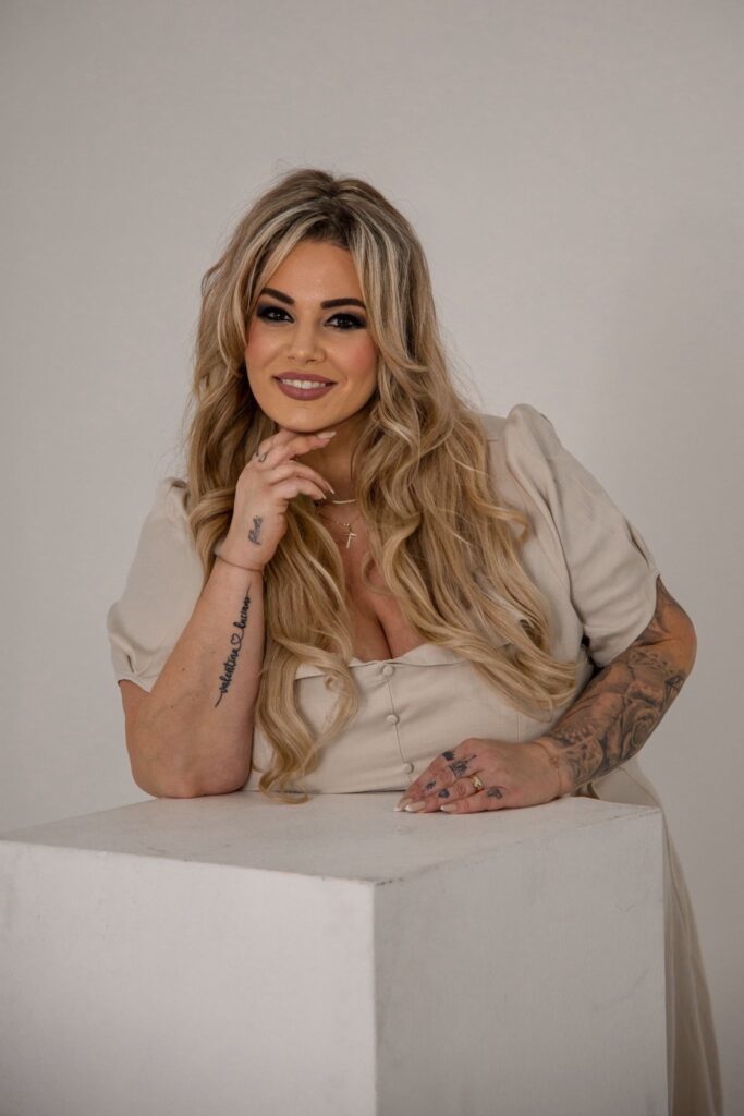 Portrait von Daniela Nikola, Geschäftsinhaberin und Master of Hairdesign, spezialisiert auf Brautfrisuren und Steckfrisuren, Mitglied im Wella Elite‑Team.