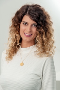 erfahrene Top Hairstylistin Spezialisiert auf Haarveredelung/ Haarverlängerung-Verdichtung Fachgebiet: Trendfarben und modisches Styling