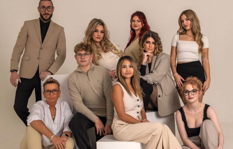 Gruppenbild des gesamten Teams mit Daniela Nikola, Verena Wolter, Jossef „Suffi“ Jabiri, Petra Milanov, Johanna Kis, Janina Milanov, Jui Sperling und Hannah Eberle – professionelle Hairstylistinnen und Hairstylisten, spezialisiert auf Haarverlängerung, Balayage, Trendfarben, Braut‑ und Steckfrisuren, Barberstyle sowie Kundenservice und Styling.